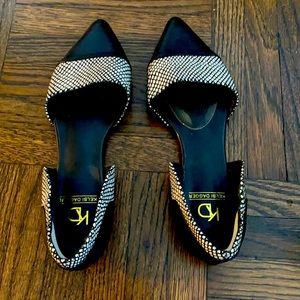 Gorgeous and classic black and white flats!